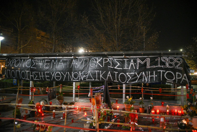 Τέμπη: Αναψαν κεράκια στις 23:22 έξω από τον ΟΣΕ στη Λάρισα