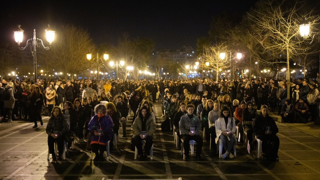 Θεσσαλονίκη: Εκδήλωση μνήμης στον Νέο Σιδηροδρομικό Σταθμό για τα θύματα των Τεμπών