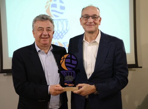 Τιμήθηκε ο Περιφερειάρχης Κρήτης για την προσφορά του στον αθλητισμό και το μπάσκετ