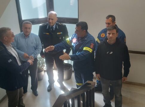 Υπόμνημα με τα αιτήματά τους επέδωσαν στον υφυπουργό Κλιματικής Κρίσης οι πυροσβέστες της Κρήτης