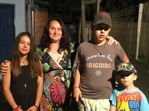 46χρονη τα εγκατέλειψε όλα και ζει στη Γαύδο – Πώς είναι η ζωή, με τρία παιδιά, στο νοτιότερο άκρο της Ευρώπης