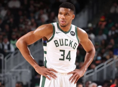 Αντετοκούνμπο στην κορυφή του Top 10 στο ΝΒΑ (Video)