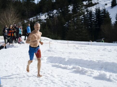 Έκανε παγκόσμιο ρεκόρ στον ημιμαραθώνιο σε χιόνι χωρίς παπούτσια με 1:50:42!