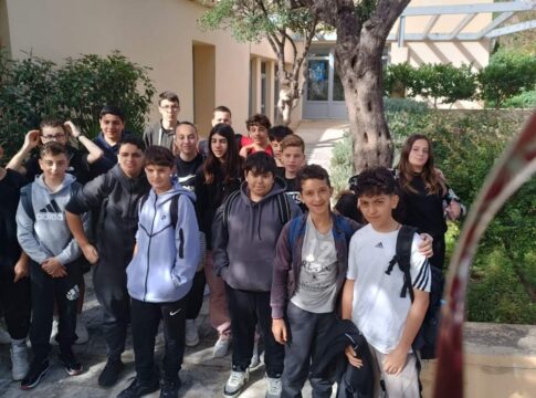Επίσκεψη μαθητών του Γυμνασίου Νέας Κυδωνίας στην πατρική οικία των Γιάννη και Μίκη Θεοδωράκη στον Γαλατά Χανίων