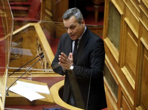 Η δημιουργία πλωτών φωτοβολταϊκών στην Κρήτη στη Βουλή από τον Χάρη Μαμουλάκη
