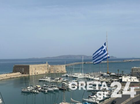 Η ελληνική σημαία 1,5 στρέμματος που «σκέπασε» το λιμάνι του Ηρακλείου
