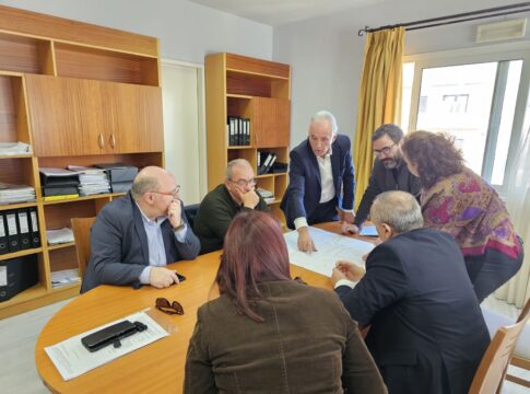 Η προσωρινή στέγαση του Ευρωπαϊκού Νηπιαγωγείου Ηρακλείου στο επίκεντρο σύσκεψης