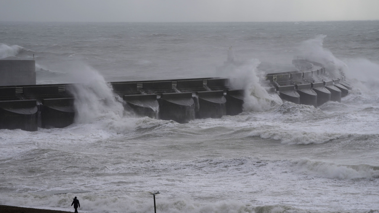 Ισπανία: Δύο άνθρωποι έχασαν τη ζωή τους όταν παρασύρθηκαν από κύματα λόγω θυελλωδών ανέμων
