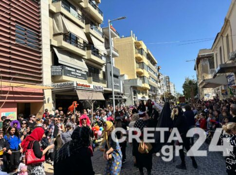 «Καστρινό Καρναβάλι 2024»: «Πλημμύρισε» καρναβαλιστές το κέντρο του Ηρακλείου