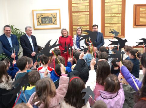 Μικροί μαθητές έψαλαν τα κάλαντα της Άνοιξης στη Περιφέρεια Κρήτης