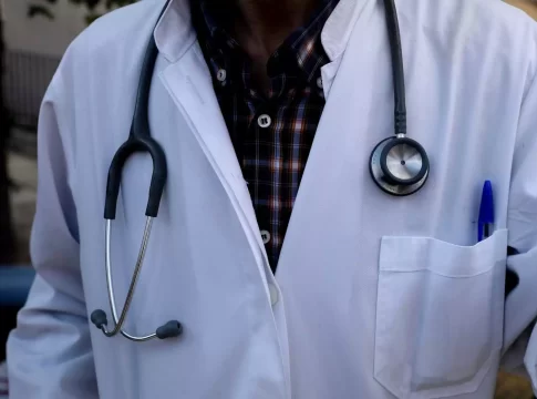 Νέα Αριστερά: «Και ο προσωπικός γιατρός από την τσέπη των πολιτών»