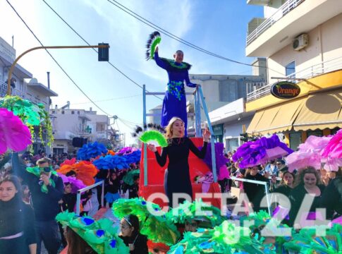 Σε αποκριάτικους ρυθμούς τα Χανιά – Πλήθος μεταμφιεσμένων στο καρναβάλι στην Σούδα