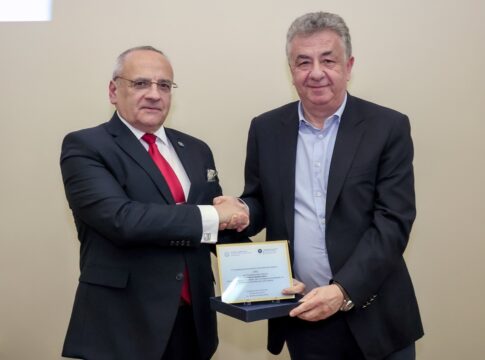Τιμήθηκε ο Περιφερειάρχης Κρήτης για τη διαχρονική συνεισφορά στην Παιδεία από την Περιφερειακή Διεύθυνση Εκπαίδευσης Κρήτης