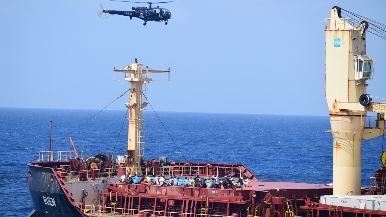 Το ινδικό Πολεμικό Ναυτικό ανακοίνωσε την ανακατάληψη του MV Ruen από τους Σομαλούς πειρατές