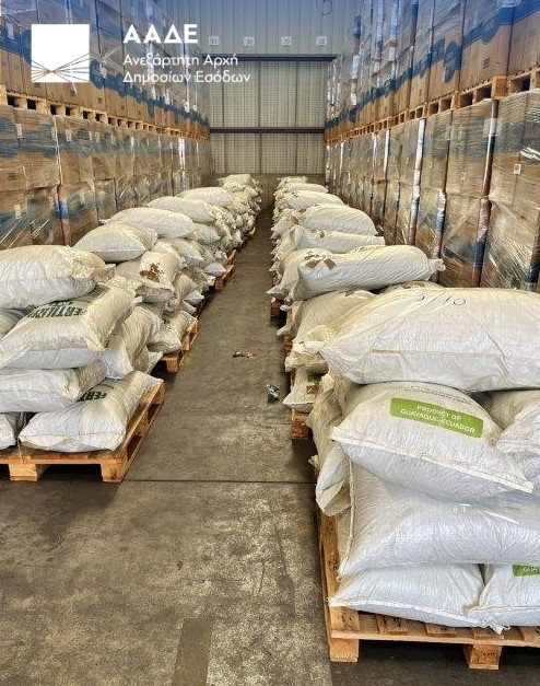 ΑΑΔΕ: 10 τόνοι λίπασμα μαζί με κοκαΐνη εντοπίστηκαν στο λιμάνι Πειραιά