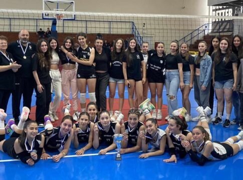 Αήττητες πρωταθλήτριες Κρήτης οι Κορασίδες βόλεϊ του ΟΦΗ