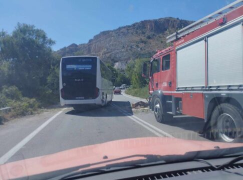 Άνεμοι ξερίζωσαν δέντρο που “προσγειώθηκε” στον ΒΟΑΚ κλείνοντας και τα δύο ρεύματα κυκλοφορίας