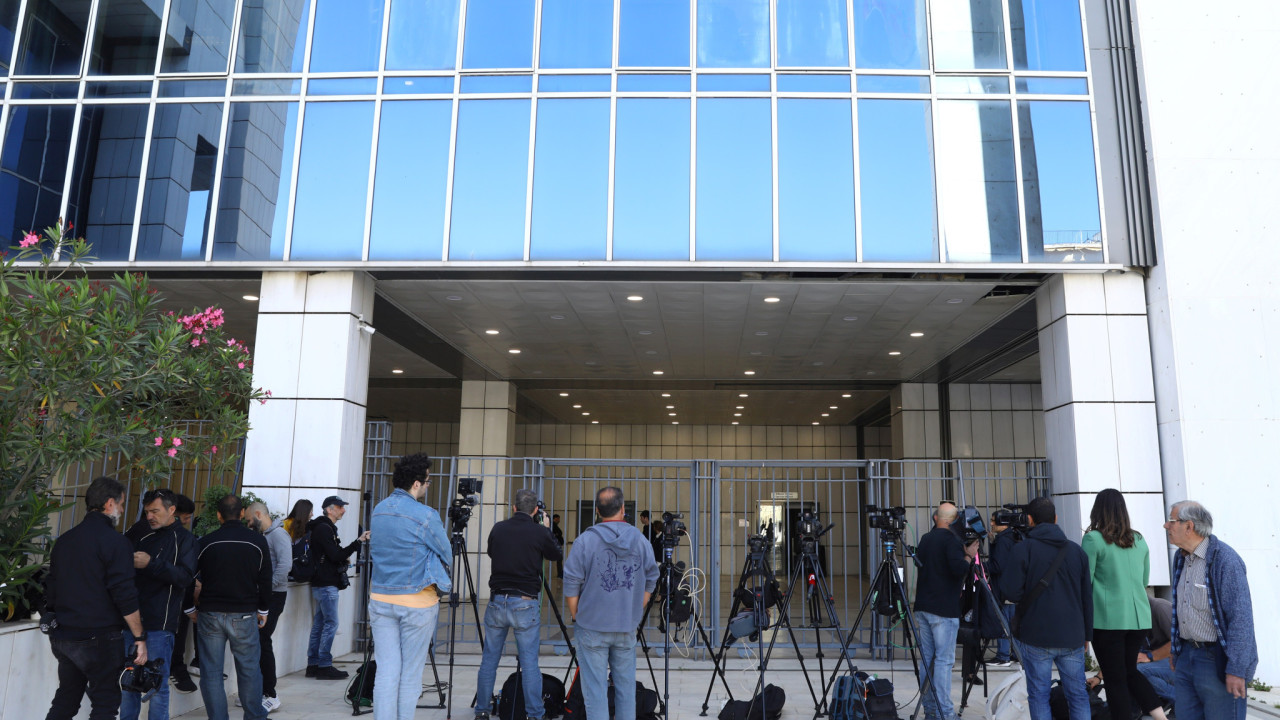 Δίκη για το Μάτι: Συγγενής θύματος πέταξε καρέκλα στον Ματθαιόπουλο