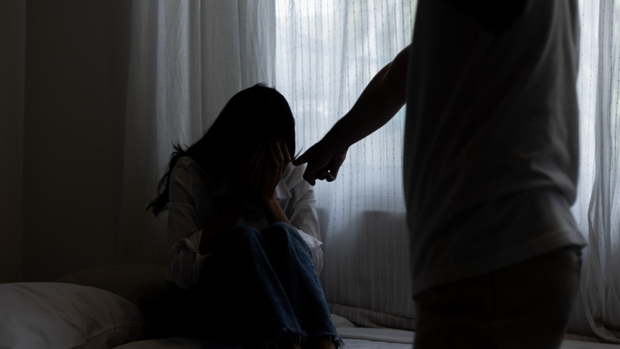 Ενδοοικογενειακή βία: 852 καταγγελίες και 617 συλλήψεις σε όλη τη χώρα