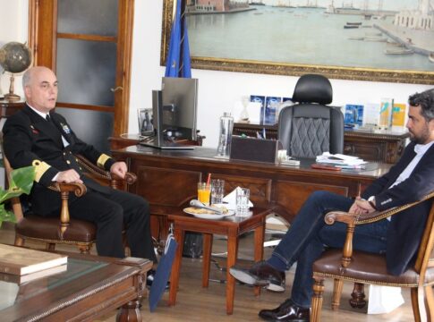 Εθιμοτυπική συνάντηση του Παναγιώτη Σημανδηράκη με τον νέο Διοικητή Ναυστάθμου Κρήτης