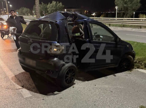 Hράκλειο: Τροχαίο-σοκ στην παραλιακή – Αυτοκίνητο «δίπλωσε» σε κολόνα