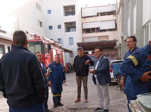 Η αντιπροσωπεία της ΤΕ Χανίων του ΚΚΕ στην Πυροσβεστική Υπηρεσία του νομού