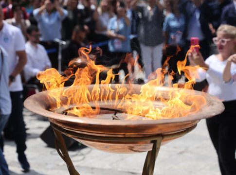Η Ολυμπιακή Φλόγα συνεχίζει το ταξίδι της με τη συνοδεία χιλιάδων πολιτών (Videos)