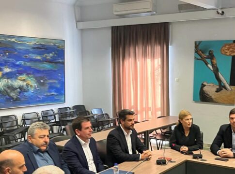 Η Σέβη Βολουδάκη στη σύσκεψη στο Δημαρχείο Χανίων κατά την επίσκεψη του Υπουργού Μετανάστευσης και Ασύλου