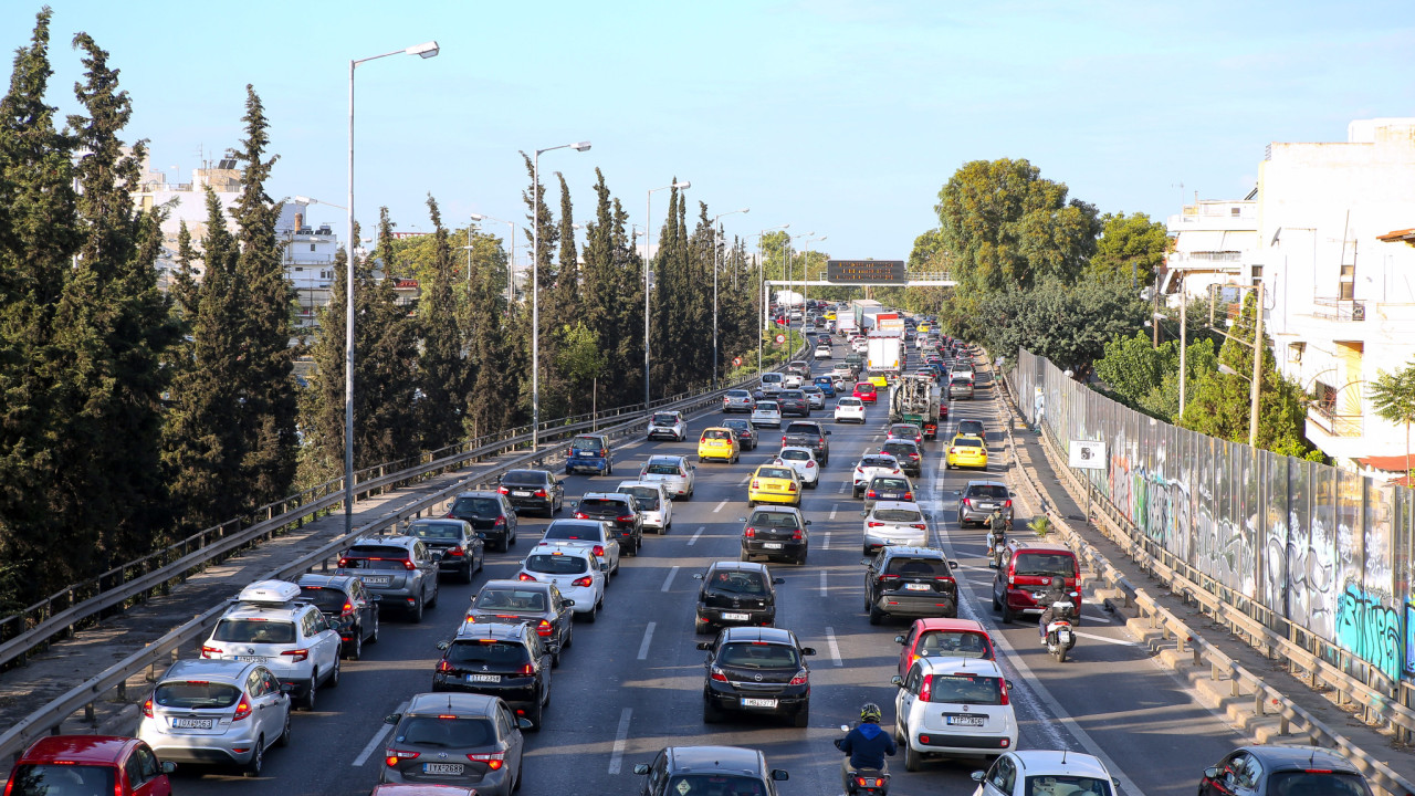 Κίνηση τώρα: Σύγκρουση νταλίκας με δυο ΙΧ στον Κηφισό