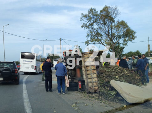 Κρήτη: Σφοδρή σύγκρουση αυτοκινήτου με φορτηγό δήμου – Δύο τραυματίες