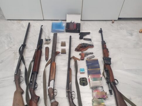 Κρήτη: Βρέθηκαν όπλα, εκατοντάδες σφαίρες και κροτίδες – Χειροπέδες σε 4 άνδρες