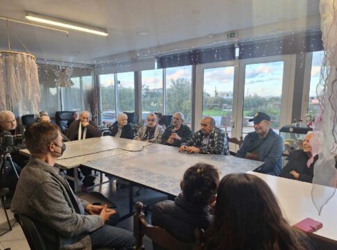 Κύκλος συντροφιάς και υποστήριξης ηλικιωμένων με αφηγήσεις ιστοριών γύρω από το τραπέζι