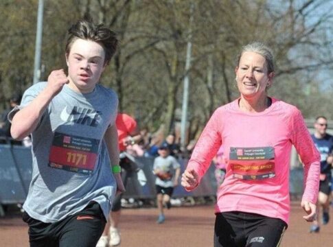 Λόιντ Μάρτιν: Ο νεαρότερος δρομέας με σύνδρομο Down που τερμάτισε στο Λονδίνο (Video)