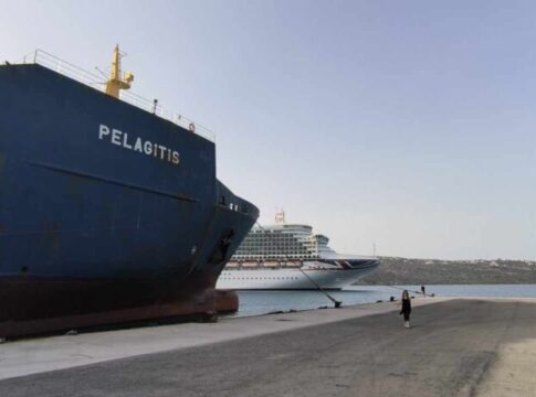 «Μάχη» με τα κύματα έδωσε φορτηγό πλοίο για να δέσει στο λιμάνι της Σούδας – Τραυματισμός καβοδέτη