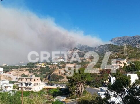 Μαίνεται ανεξέλεγκτη η μεγάλη πυρκαγιά στην Κρήτη – Εκκενώνονται τέσσερις περιοχές