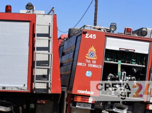 Μεγάλη πυρκαγιά στον Ναύσταθμο Κρήτης – Εκκενώθηκε ο οικισμός