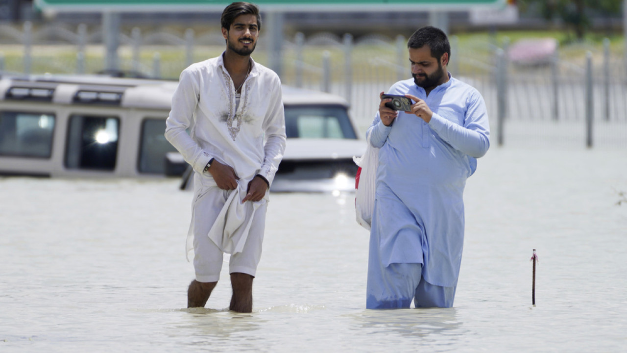 Ντουμπάι: Μετεωρολόγοι εξηγούν τι προκάλεσε τις πλημμύρες - Τι λένε για τη σπορά νεφών