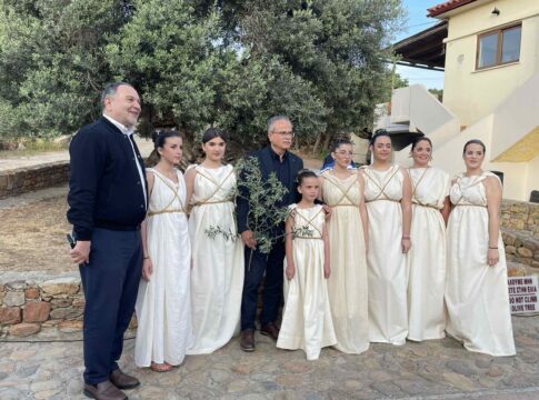 Ο Γιάννης Κουράκης στην Τελετή κοπής του Κότινου από την Αρχαία Ελιά των Βουβών