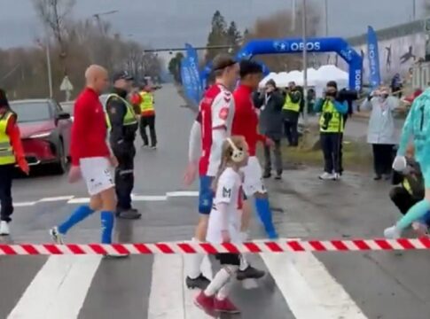 Ομάδα της Νορβηγίας έχει αποδυτήρια εκτός γηπέδου και περνά το δρόμο πριν από κάθε ματς (Video)