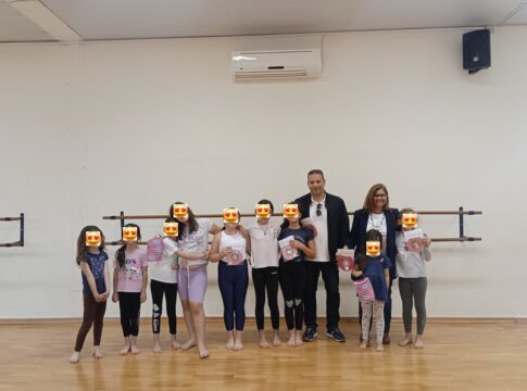 Πασχαλινές ευχές και δώρα στους μικρούς αθλητές του Δημοτικού Κολυμβητηρίου και τα παιδιά της σχολής χορού