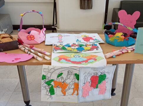 Πασχαλινές κατασκευές και λαμπάδες προσέφεραν μικροί μαθητές στους φιλοξενούμενους του Κ.Η.Φ.Η Παλιανής