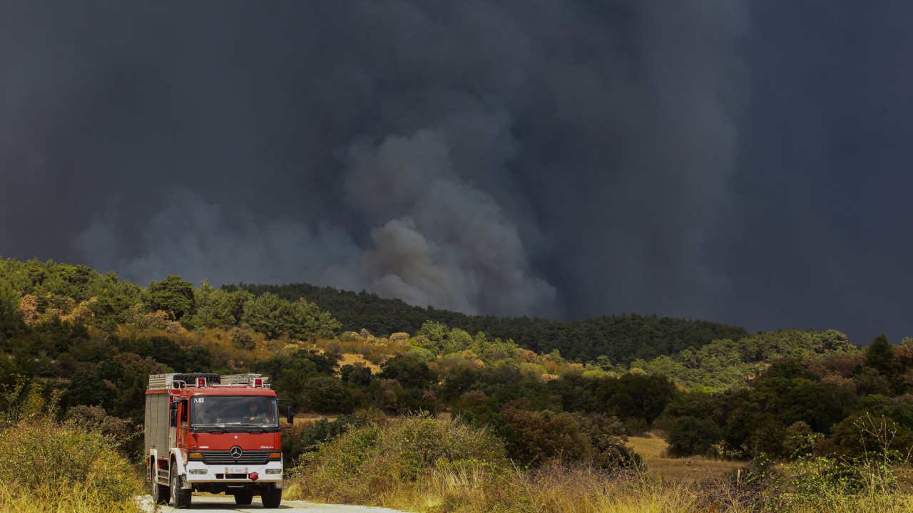 Πάτρα: Υπό μερικό έλεγχο η φωτιά στoν Νέο Ερινεό