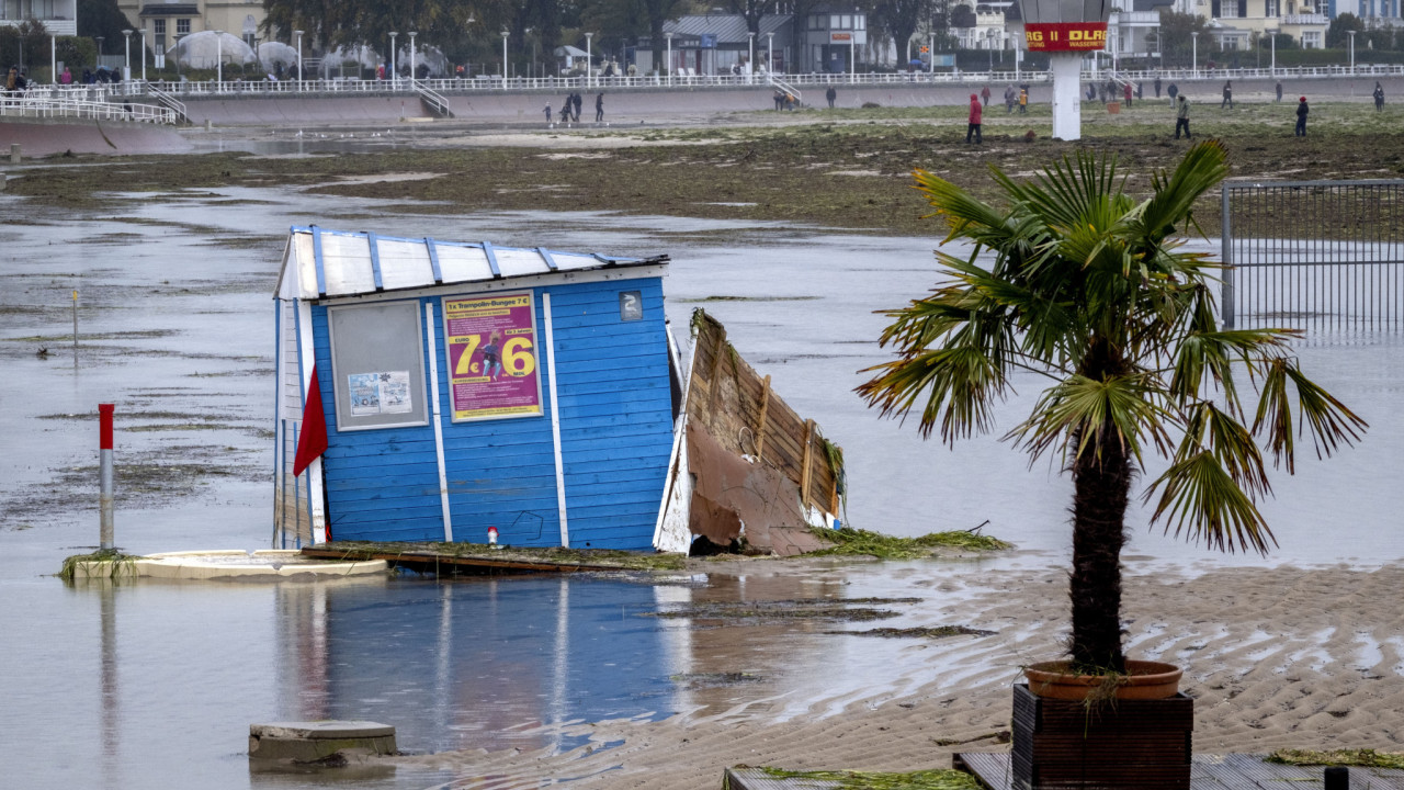 Πλημμύρες και διασώσεις έφερε η Καταιγίδα Καθλίν στις νότιες αγγλικές ακτές