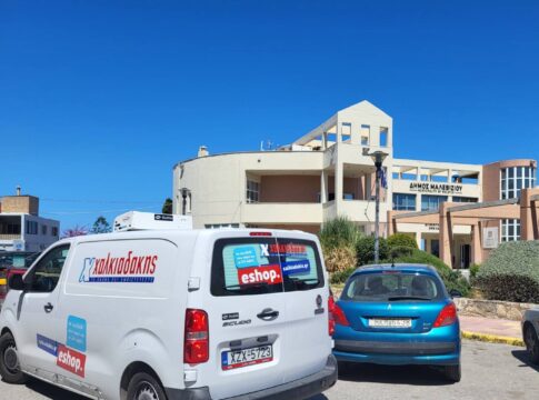 Προσφορά ζωοτροφών για τα αδέσποτα στο Δήμο Μαλεβιζίου από την εταιρία Χαλκιαδάκης ΑΕ