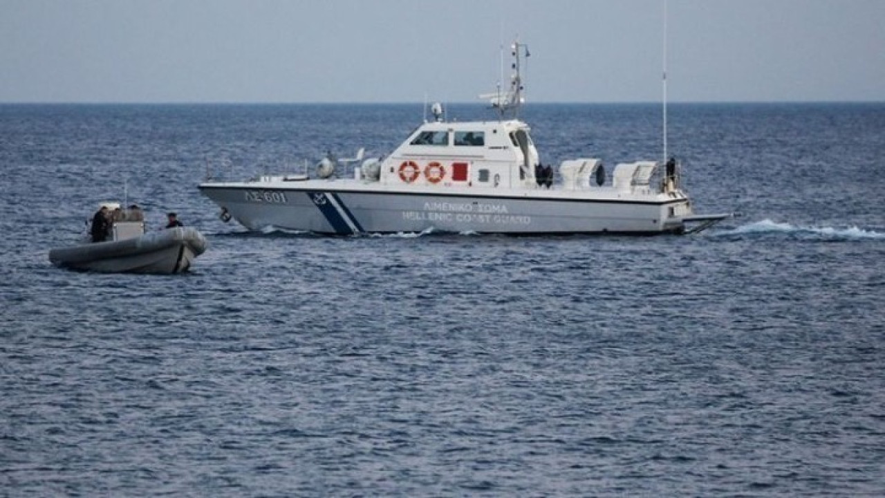 Σάμος: Ενας νεκρός και 4 αγνοούμενοι από ημιβύθιση σκάφους με μετανάστες