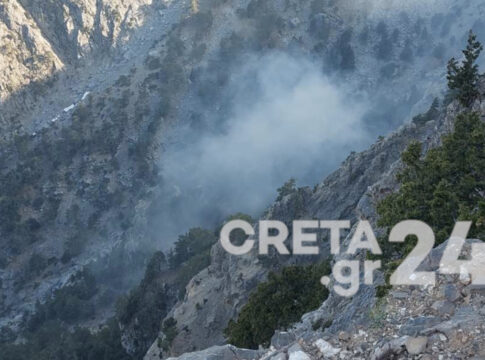 Σε μερική ύφεση η φωτιά στο Φαράγγι της Σαμαριάς