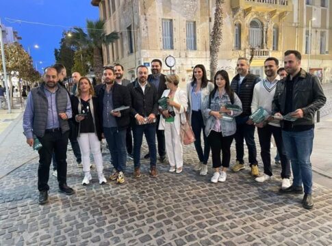 Στελέχη του του ΠΑΣΟΚ στο κέντρο του Ηρακλείου για το οξύ στεγαστικό πρόβλημα
