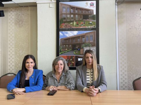Συνάντηση Βατσινά-Παχιαδάκη: Ο Σύνδεσμος Μελών Γυναικείων Σωματείων βάζει “πλάτη” για τις γυναίκες-θύματα ενδοοικογενειακής βίας