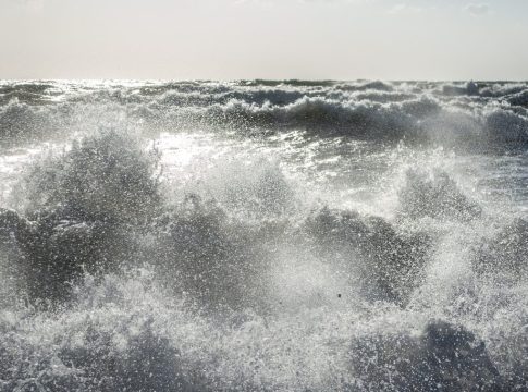 Θερμά συνεχάρη κι ευχαρίστησε τους διασώστες ενός μικρού κοριτσιού και του πατέρα της από βέβαιο πνιγμό στη θάλασσα ο Δήμαρχος Ρεθύμνου