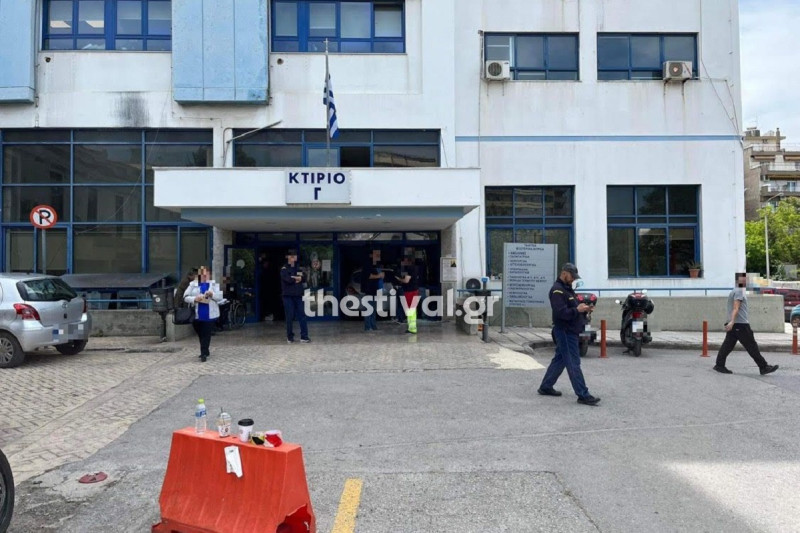 Θεσσαλονίκη: ΙΧ κατέληξε μέσα σε κτίριο του Ιπποκρατείου – Δείτε φωτογραφίες